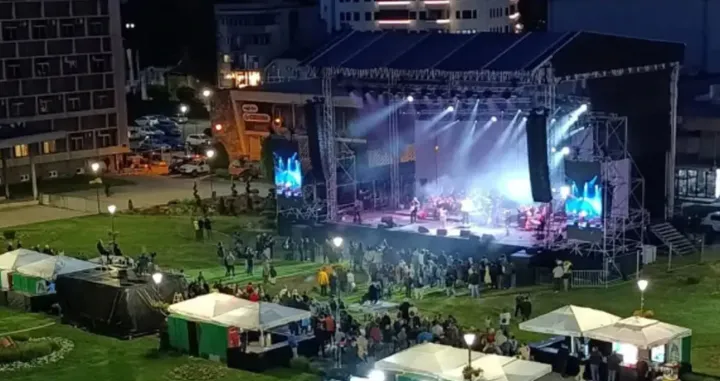 Dr. Nele Karajlić pjevao pred praznim trgom u Kragujevcu/X. Com