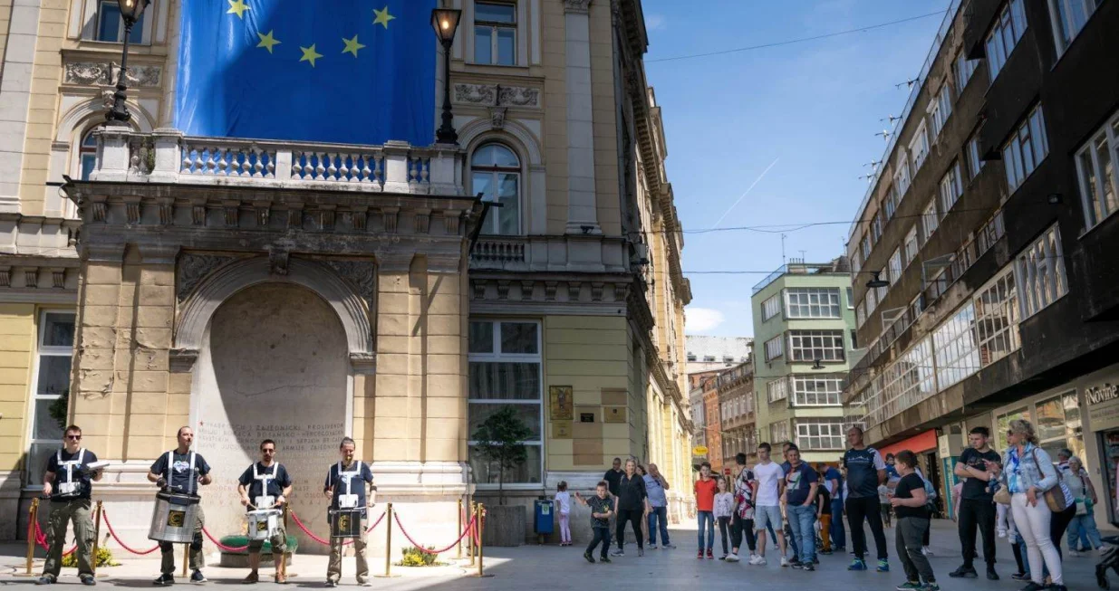 Sarajevo drum orkestar, najava koncerta "Oduvijek u srcu Evope", Dan Evrope, Sarajevo (Vječna vatra, ulica Maršala Tita, Titova ulica, zastava EU)/Euinfo