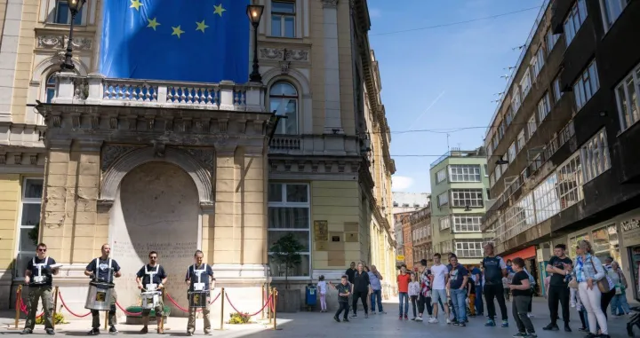 Sarajevo drum orkestar, najava koncerta "Oduvijek u srcu Evope", Dan Evrope, Sarajevo (Vječna vatra, ulica Maršala Tita, Titova ulica, zastava EU)/Euinfo