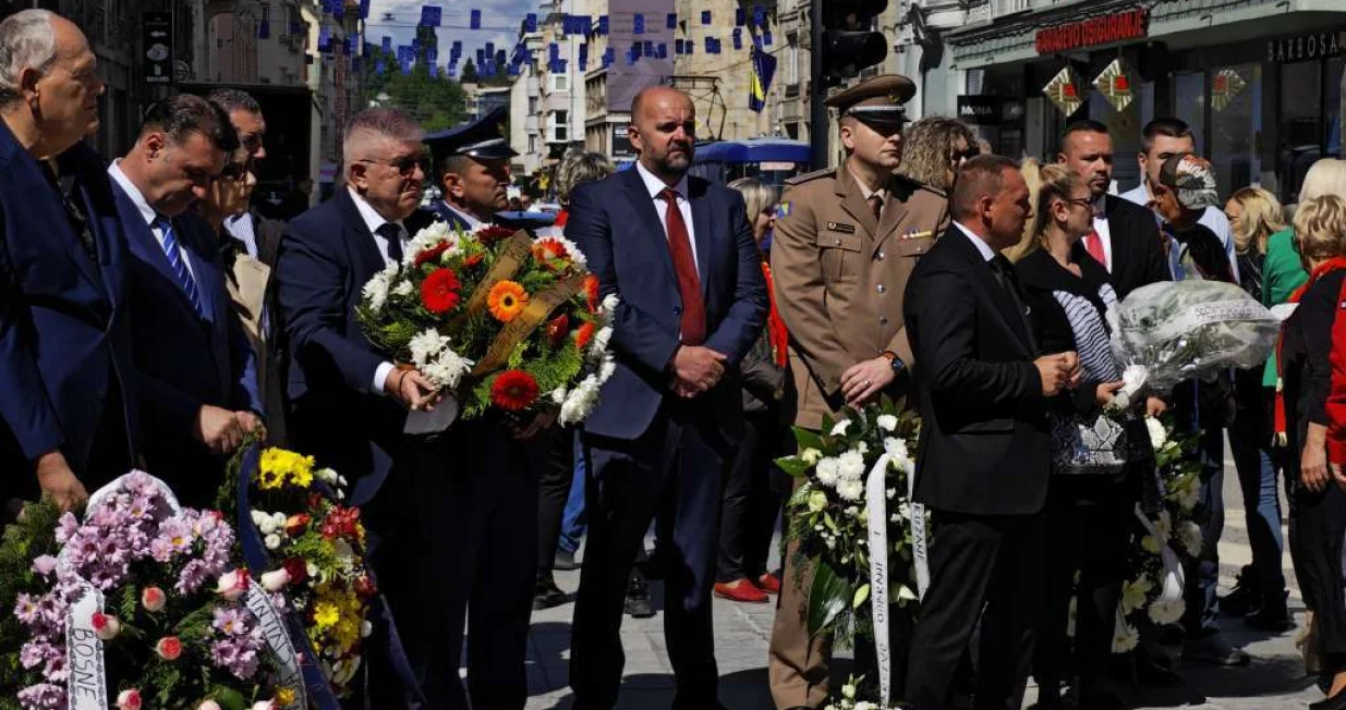 Polaganje cvijeća na spomen-obilježju Vječna vatra/Muhamed Hadžibegić 