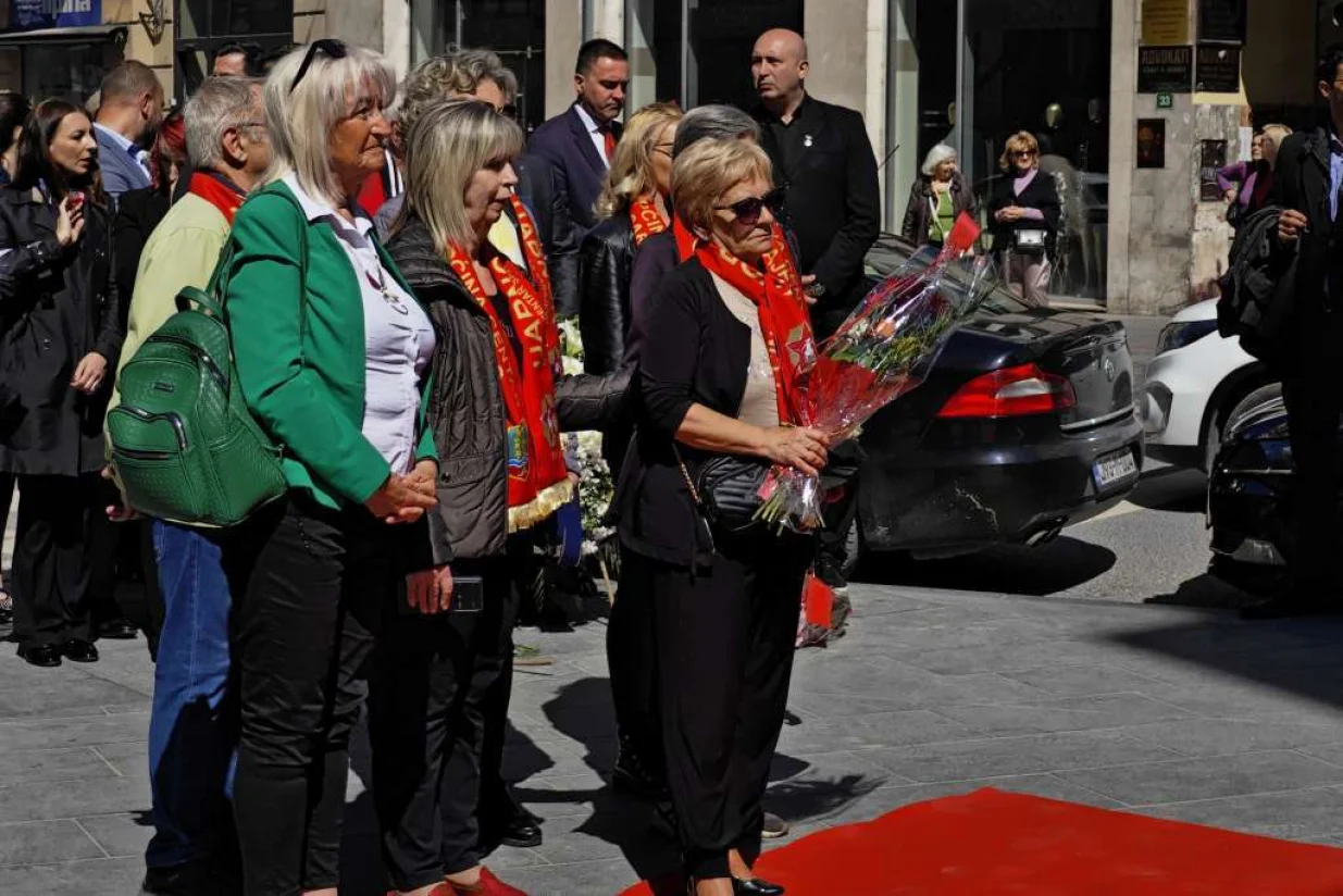 Polaganje cvijeća na spomen-obilježju Vječna vatra/Muhamed Hadžibegić 