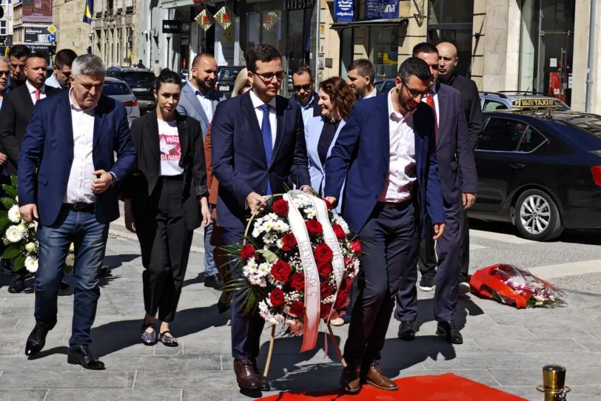 Polaganje cvijeća na spomen-obilježju Vječna vatra/Muhamed Hadžibegić 