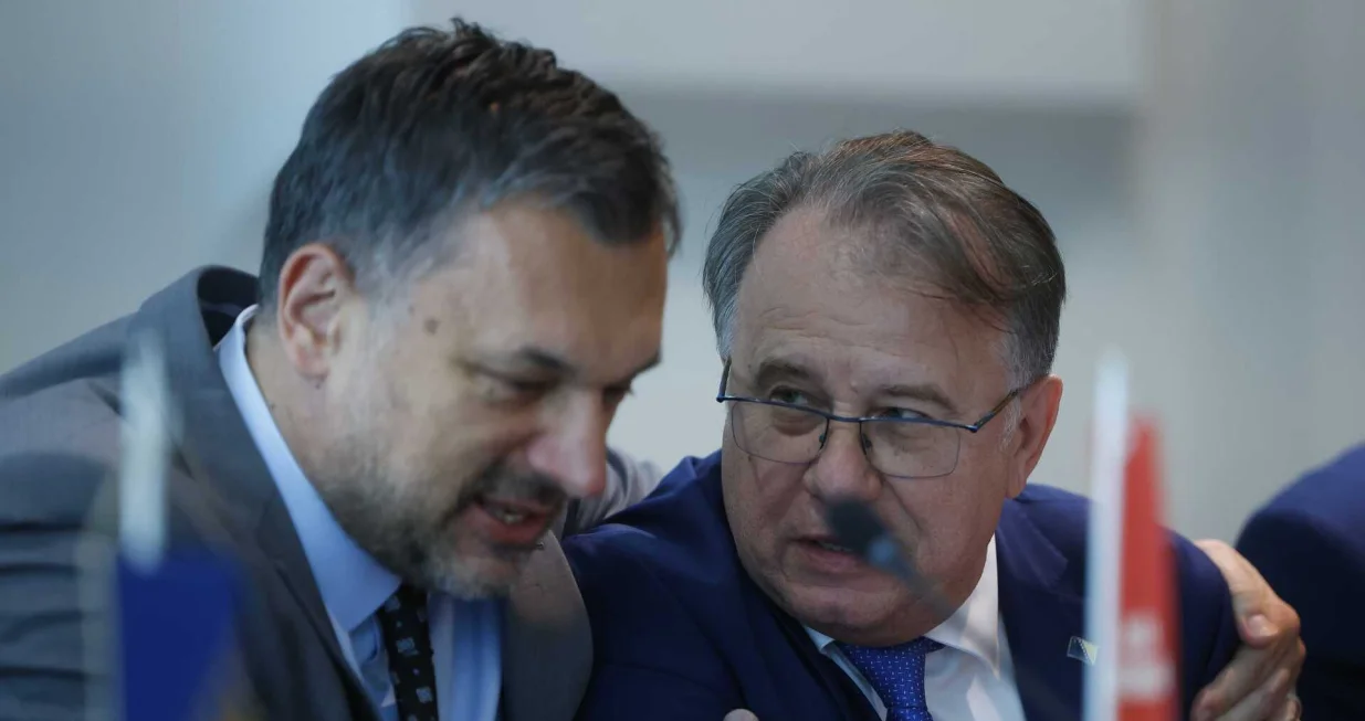 Elmedin Konaković i Nermin Nikšić, Sporazum stranaka na nivou države BiH o uspostavi nove koalicije, dvije trojke iz RS i FBiH - SDS, PDP, SDP, NiP, NS, ZPR, te NES, Naprijed, ZNG, zgrada Parlamenta BiH/Damir Deljo/