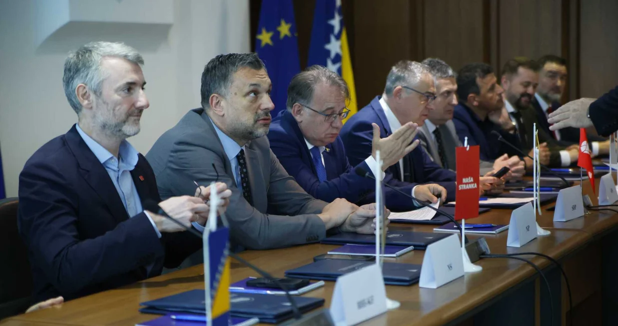 Sporazum stranaka na nivou države BiH o uspostavi nove koalicije, dvije trojke iz RS i FBiH - SDS, PDP, SDP, NiP, NS, ZPR, te NES, Naprijed, ZNG, zgrada Parlamenta BiH/Damir Deljo/