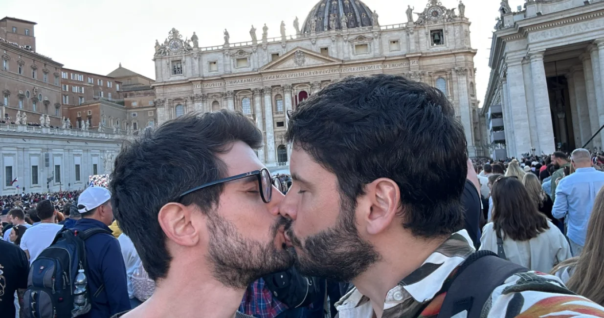 Gay par, ljubili se u Vatikanu tokom izbora novog pape/X.com