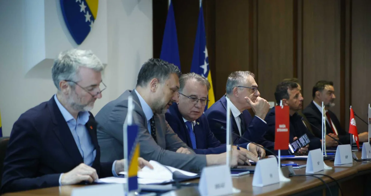 Sporazum stranaka na nivou države BiH o uspostavi nove koalicije, dvije trojke iz RS i FBiH - SDS, PDP, SDP, NiP, NS, ZPR, te NES, Naprijed, ZNG, zgrada Parlamenta BiH/Damir Deljo/