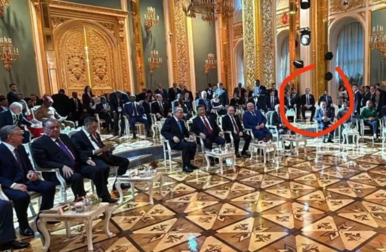 Aleksandar Vučić u drugom redu u Moskvi//