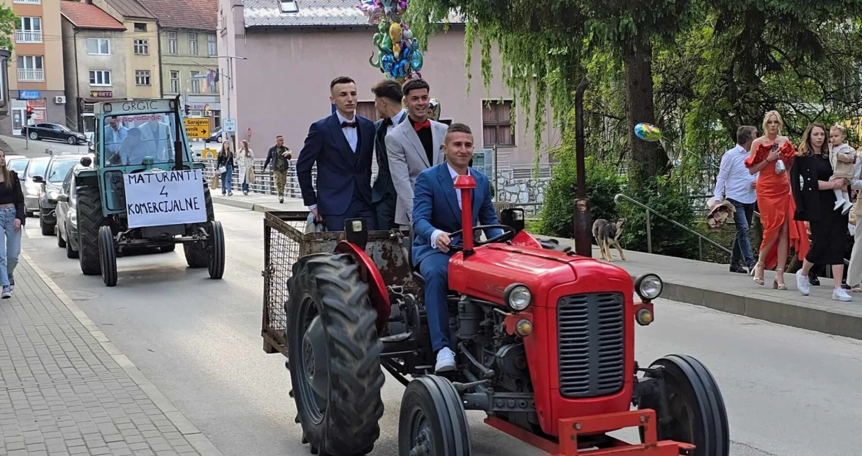 Maturanti iz Kiseljaka na maturu stigli na traktorima/Artinfo.ba