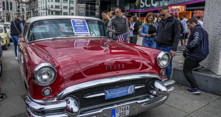 Oldtimeri na ulicama Sarajeva/Anadolija/