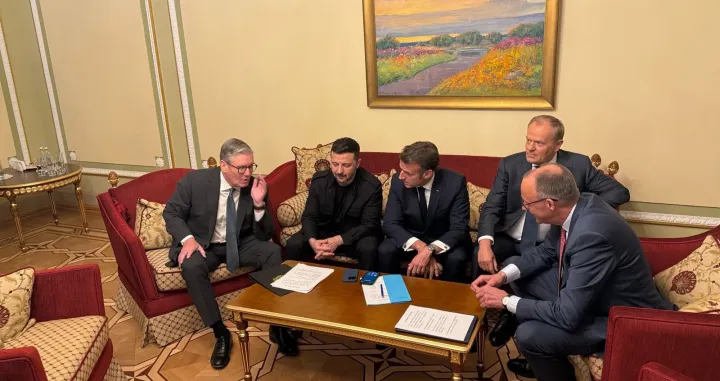 Keir Starmer, Emmanuel Macron, Friedrich Merz, Donald Tusk i Volodimir Zelenski telefonski razgovaraju s Donaldom Trumpom//