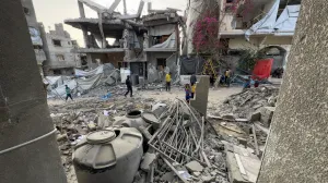 GAZA/ANKARA (AA) – Još najmanje 16 Palestinaca je ubijeno, a nekoliko ranjeno u seriji izraelskih zračnih napada u nedjelju na ratom razoreni Pojas Gaze, rekli su medicinari.Medicinski izvor je rekao da su tri osobe ubijene u zračnom napadu na kvart Shujaiya istočno od grada Gaze.Još dvije osobe su ubijene, a nekoliko je ranjeno u bombardovanju kuće u blizini škole Ain Jalut u naselju Zeitoun u istom gradu, dodao je on.Izraelski ratni avioni su bombardovali i kuću u južnom gradu Khan Younis, pri čemu je osam ljudi ubijeno, rekao je drugi medicinski izvor. (Abdallah F.s. Alattar - Anadolu Agency)/