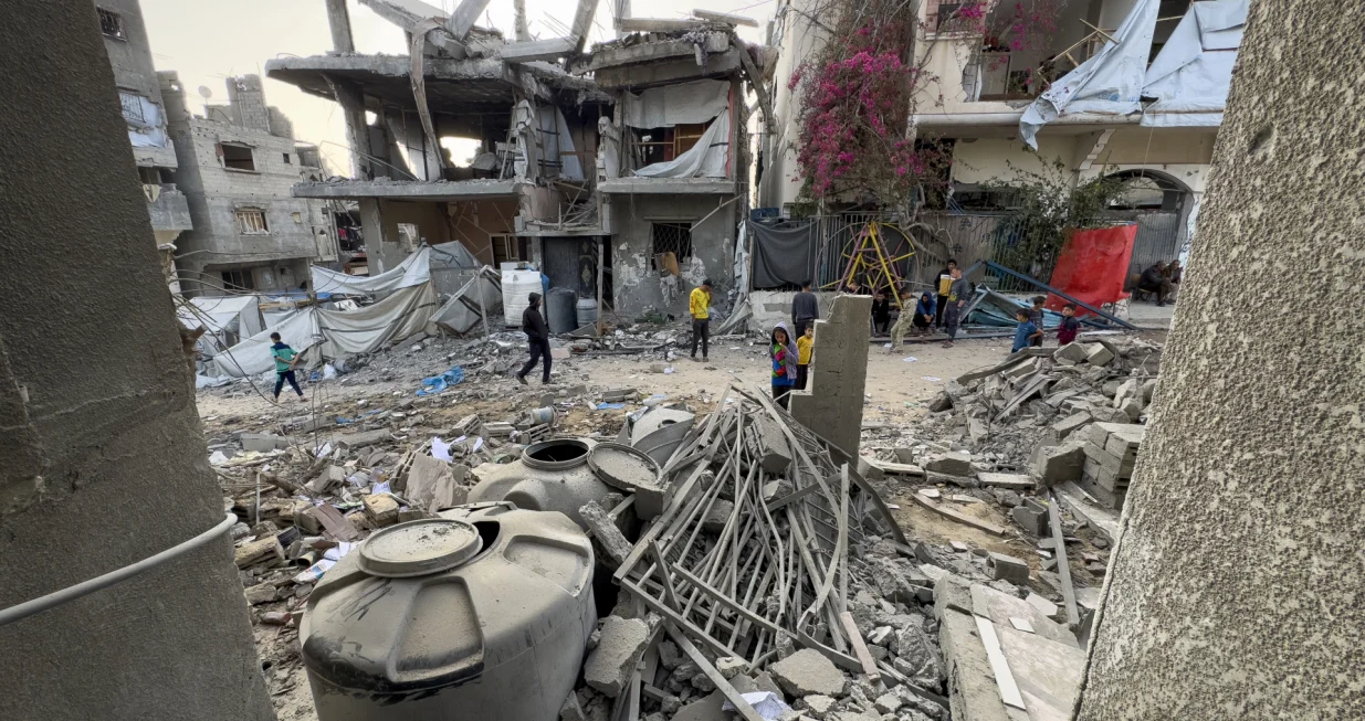 GAZA/ANKARA (AA) – Još najmanje 16 Palestinaca je ubijeno, a nekoliko ranjeno u seriji izraelskih zračnih napada u nedjelju na ratom razoreni Pojas Gaze, rekli su medicinari.Medicinski izvor je rekao da su tri osobe ubijene u zračnom napadu na kvart Shujaiya istočno od grada Gaze.Još dvije osobe su ubijene, a nekoliko je ranjeno u bombardovanju kuće u blizini škole Ain Jalut u naselju Zeitoun u istom gradu, dodao je on.Izraelski ratni avioni su bombardovali i kuću u južnom gradu Khan Younis, pri čemu je osam ljudi ubijeno, rekao je drugi medicinski izvor. (Abdallah F.s. Alattar - Anadolu Agency)/