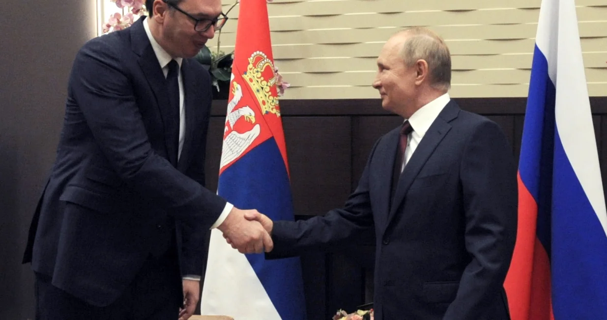 epa09602395 Russian President Vladimir Putin (R) and his Serbian counterpart Aleksandar Vucic (L) shake hands during a meeting in the Black Sea resort of Sochi, Russia, 25 November 2021. Vucic is on a working visit to Russia. EPA/MIKHAIL KLIMENTYEV/KREMLIN POOL/SPUTNIK MANDATORY CREDIT/Mikhail Klimentyev/Kremlin Pool/Sputnik