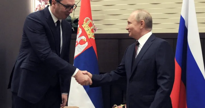 epa09602395 Russian President Vladimir Putin (R) and his Serbian counterpart Aleksandar Vucic (L) shake hands during a meeting in the Black Sea resort of Sochi, Russia, 25 November 2021. Vucic is on a working visit to Russia. EPA/MIKHAIL KLIMENTYEV/KREMLIN POOL/SPUTNIK MANDATORY CREDIT/Mikhail Klimentyev/Kremlin Pool/Sputnik