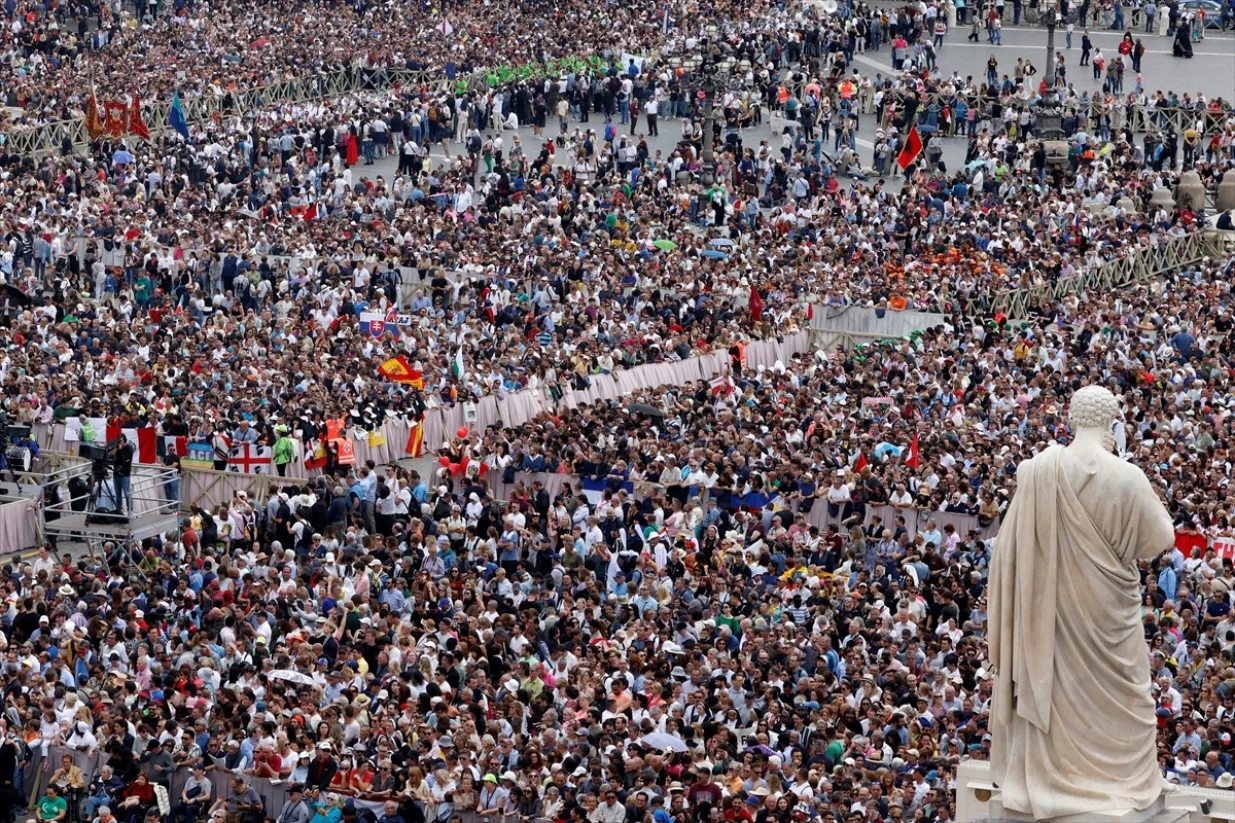 Prva molitva "Regina Caeli" novog pape Lava XIV s vjernicima okupljenima na Trgu svetoga Petra/Riccardo De Luca