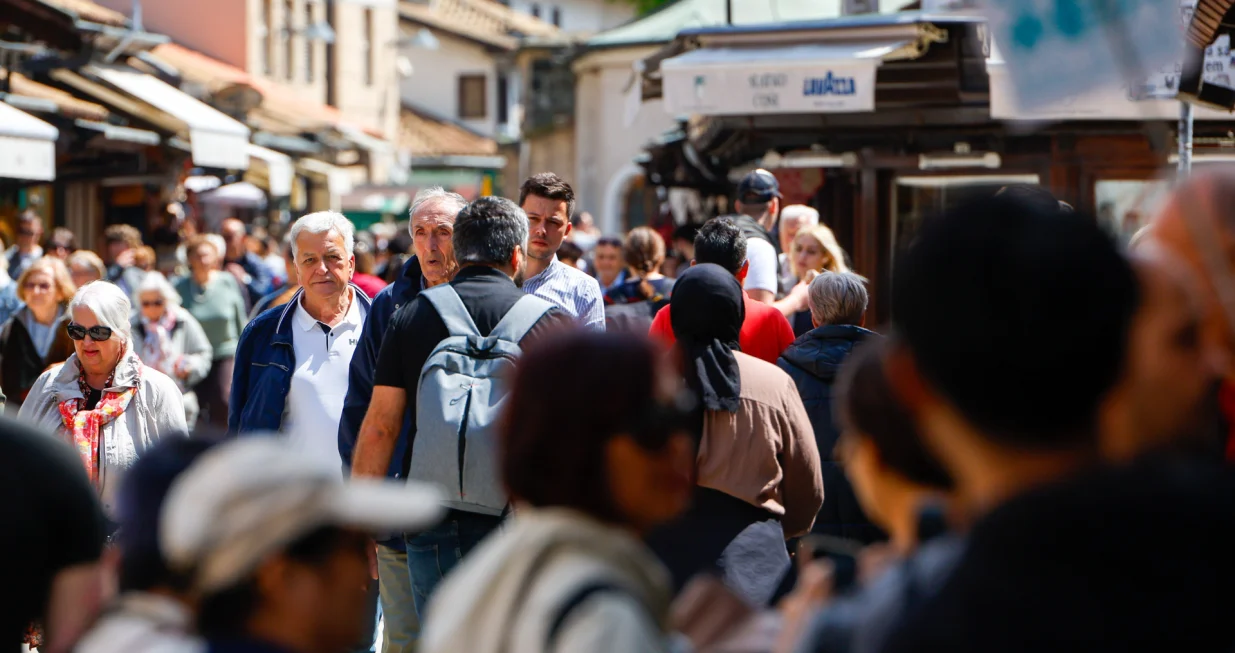 Dobro vrijeme šetnja galerija kraj aprila/Damir Deljo