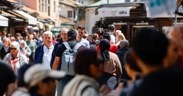 Dobro vrijeme šetnja galerija kraj aprila/Damir Deljo