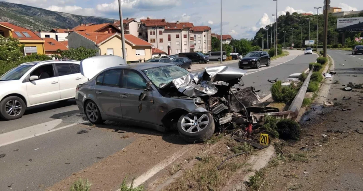 Uništeno vozilo na mjestu nesreće/Tanja Cerić/Oslobođenje/