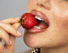 Peckanje u ustima nakon jagoda ukazuje na ove moguće tegobe/Pexels