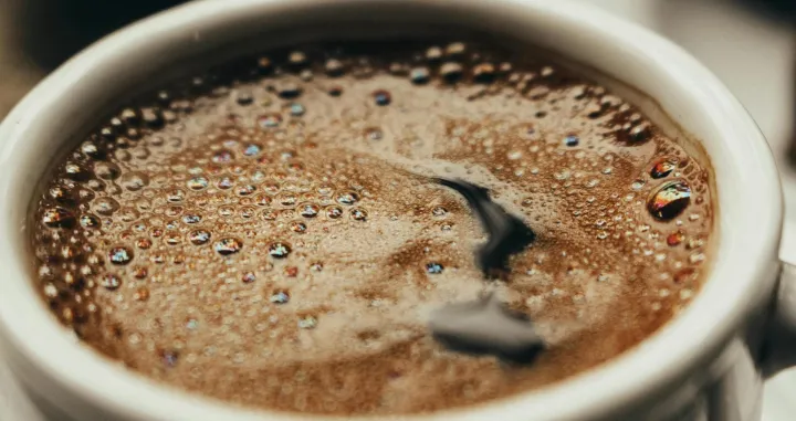 Kombinacija kafe i bibera podstiče proizvodnju "hormona sreće"/Pexels