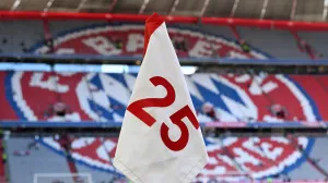 Soccer Football - Bundesliga - Bayern Munich v Borussia Moenchengladbach - Allianz Arena, Munich, Germany - May 10, 2025 General view of a corner flag with the number twenty five to celebrate Bayern Munich's Thomas Muller's twenty fifth anniversary with the club REUTERS/Angelika Warmuth DFL REGULATIONS PROHIBIT ANY USE OF PHOTOGRAPHS AS IMAGE SEQUENCES AND/OR QUASI-VIDEO.