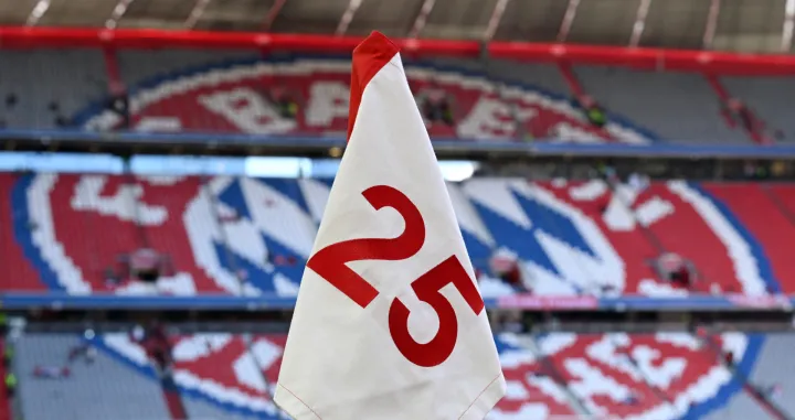 Soccer Football - Bundesliga - Bayern Munich v Borussia Moenchengladbach - Allianz Arena, Munich, Germany - May 10, 2025 General view of a corner flag with the number twenty five to celebrate Bayern Munich's Thomas Muller's twenty fifth anniversary with the club REUTERS/Angelika Warmuth DFL REGULATIONS PROHIBIT ANY USE OF PHOTOGRAPHS AS IMAGE SEQUENCES AND/OR QUASI-VIDEO.