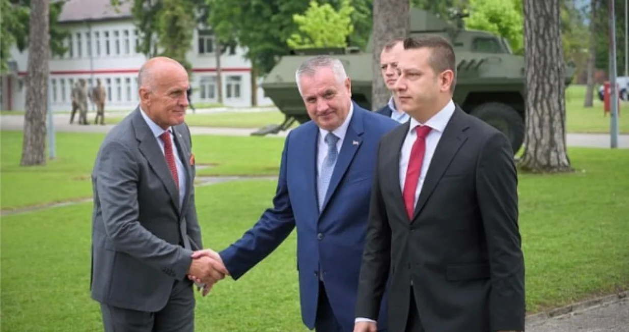 Radovan Višković ušao u kasarnu Kozara, dočekao go Aleksandar Goganović/Klix.ba