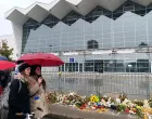 NOVI SAD, SRBIJA - 1. APRIL 2025.: GraД'ani Novog Sada okupili su se u utorak ispred ЕЅeljezniДЌke stanice kako bi obiljeЕѕili pet mjeseci od pada nadstreЕЎnice, usljed ДЌega je smrtno stradalo 16 osoba (Aleksandar Savanovic - Anadolu Agency)/