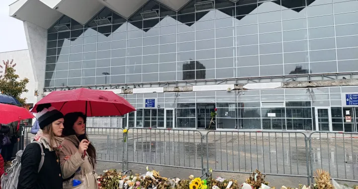 NOVI SAD, SRBIJA - 1. APRIL 2025.: GraД'ani Novog Sada okupili su se u utorak ispred ЕЅeljezniДЌke stanice kako bi obiljeЕѕili pet mjeseci od pada nadstreЕЎnice, usljed ДЌega je smrtno stradalo 16 osoba (Aleksandar Savanovic - Anadolu Agency)/