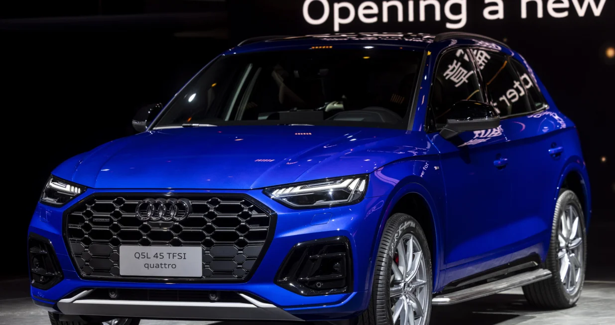 epa09144529 An Audi Q5L 45 TFSI Quattro car is displayed in the Audi booth during a media preview of the Auto Shanghai 2021 motor show in Shanghai, China, 19 April 2021. The 19th Shanghai international automobile industry exhibition runs from 24 to 28 April. EPA/Alex Plavevski/Alex Plavevski