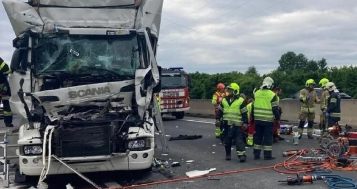 Smrskana kabina kamiona/FF Unterpremstätten//