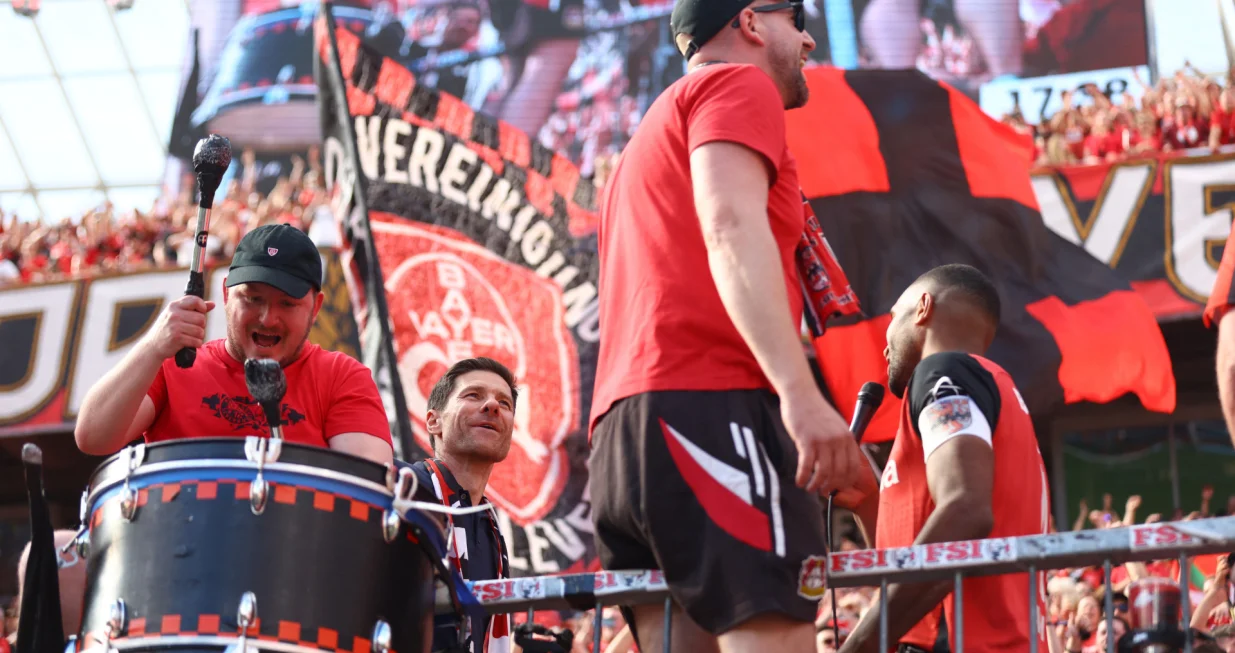 Soccer Football - Bundesliga - Bayer Leverkusen v Borussia Dortmund - BayArena, Leverkusen, Germany - May 11, 2025 Bayer Leverkusen coach Xabi Alonso and Jonathan Tah celebrate with fans after the match REUTERS/Thilo Schmuelgen DFL REGULATIONS PROHIBIT ANY USE OF PHOTOGRAPHS AS IMAGE SEQUENCES AND/OR QUASI-VIDEO.