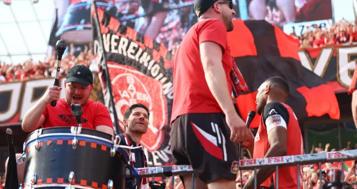 Soccer Football - Bundesliga - Bayer Leverkusen v Borussia Dortmund - BayArena, Leverkusen, Germany - May 11, 2025 Bayer Leverkusen coach Xabi Alonso and Jonathan Tah celebrate with fans after the match REUTERS/Thilo Schmuelgen DFL REGULATIONS PROHIBIT ANY USE OF PHOTOGRAPHS AS IMAGE SEQUENCES AND/OR QUASI-VIDEO.