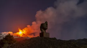 CATANIA, ITALIJA - 13. MAJ 2025.Vulkan Etna ponovno je danas eruptirao s intenzivnom strombolijskom aktivnošću koncentriranom u području jugoistočnog kratera u blizini Catanije.Eksplozije dolaze iz nekoliko otvora unutar kratera, s dva toka koji su izlazila iz jugoistočnog kratera, jedan prema jugu, a drugi prema istoku, dok se stup plina i pepela širio u jugoistočnom smjeru i zbog vjetra padao natrag na izložena sela.Snažne tutnjave uzrokovane eksplozijama čule su se čak do Catanije.Ovo je 15. paroksizam iz jugoistočnog kratera tokom ove godine, drugi u ovom mjesecu.Etna je jedan od najaktivnijih vulkana na svijetu, s gotovo konstantnom aktivnošću. (Salvatore Allegra - Anadolu Agency)/