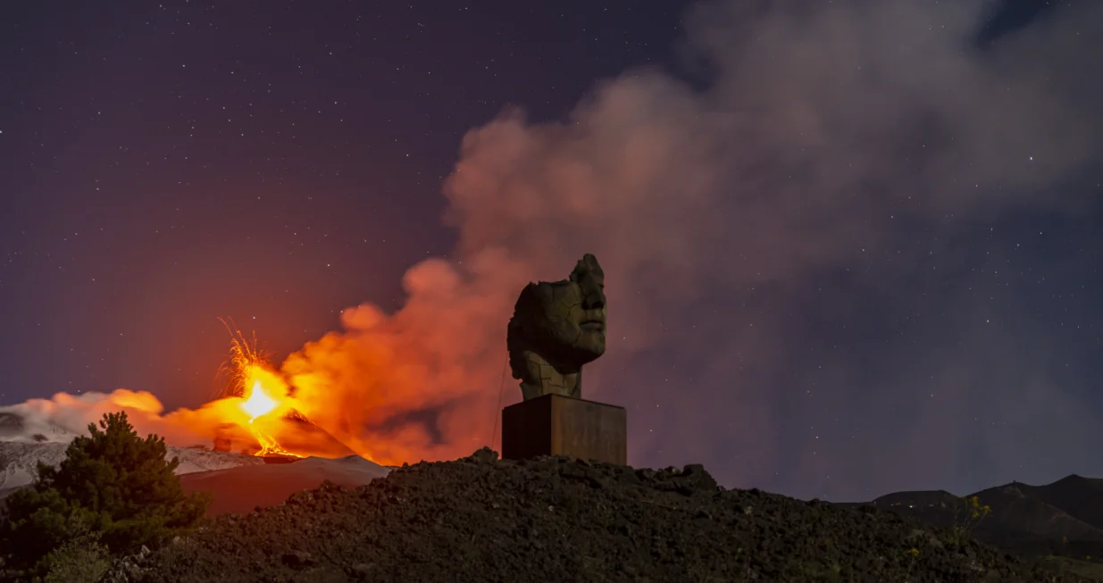 CATANIA, ITALIJA - 13. MAJ 2025.Vulkan Etna ponovno je danas eruptirao s intenzivnom strombolijskom aktivnošću koncentriranom u području jugoistočnog kratera u blizini Catanije.Eksplozije dolaze iz nekoliko otvora unutar kratera, s dva toka koji su izlazila iz jugoistočnog kratera, jedan prema jugu, a drugi prema istoku, dok se stup plina i pepela širio u jugoistočnom smjeru i zbog vjetra padao natrag na izložena sela.Snažne tutnjave uzrokovane eksplozijama čule su se čak do Catanije.Ovo je 15. paroksizam iz jugoistočnog kratera tokom ove godine, drugi u ovom mjesecu.Etna je jedan od najaktivnijih vulkana na svijetu, s gotovo konstantnom aktivnošću. (Salvatore Allegra - Anadolu Agency)/