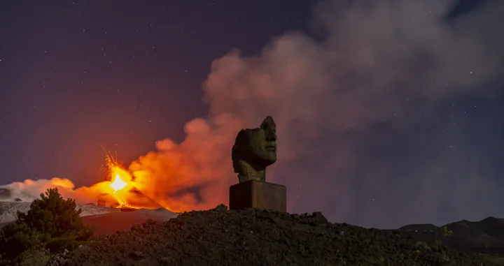 CATANIA, ITALIJA - 13. MAJ 2025.Vulkan Etna ponovno je danas eruptirao s intenzivnom strombolijskom aktivnošću koncentriranom u području jugoistočnog kratera u blizini Catanije.Eksplozije dolaze iz nekoliko otvora unutar kratera, s dva toka koji su izlazila iz jugoistočnog kratera, jedan prema jugu, a drugi prema istoku, dok se stup plina i pepela širio u jugoistočnom smjeru i zbog vjetra padao natrag na izložena sela.Snažne tutnjave uzrokovane eksplozijama čule su se čak do Catanije.Ovo je 15. paroksizam iz jugoistočnog kratera tokom ove godine, drugi u ovom mjesecu.Etna je jedan od najaktivnijih vulkana na svijetu, s gotovo konstantnom aktivnošću. (Salvatore Allegra - Anadolu Agency)/