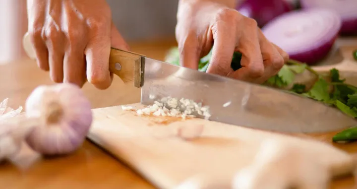 Riješite se mirisa bijelog luka s drvene daske za rezanje/Pexels