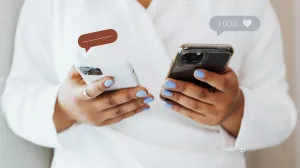 žena s telefonima/Kaboompics.com