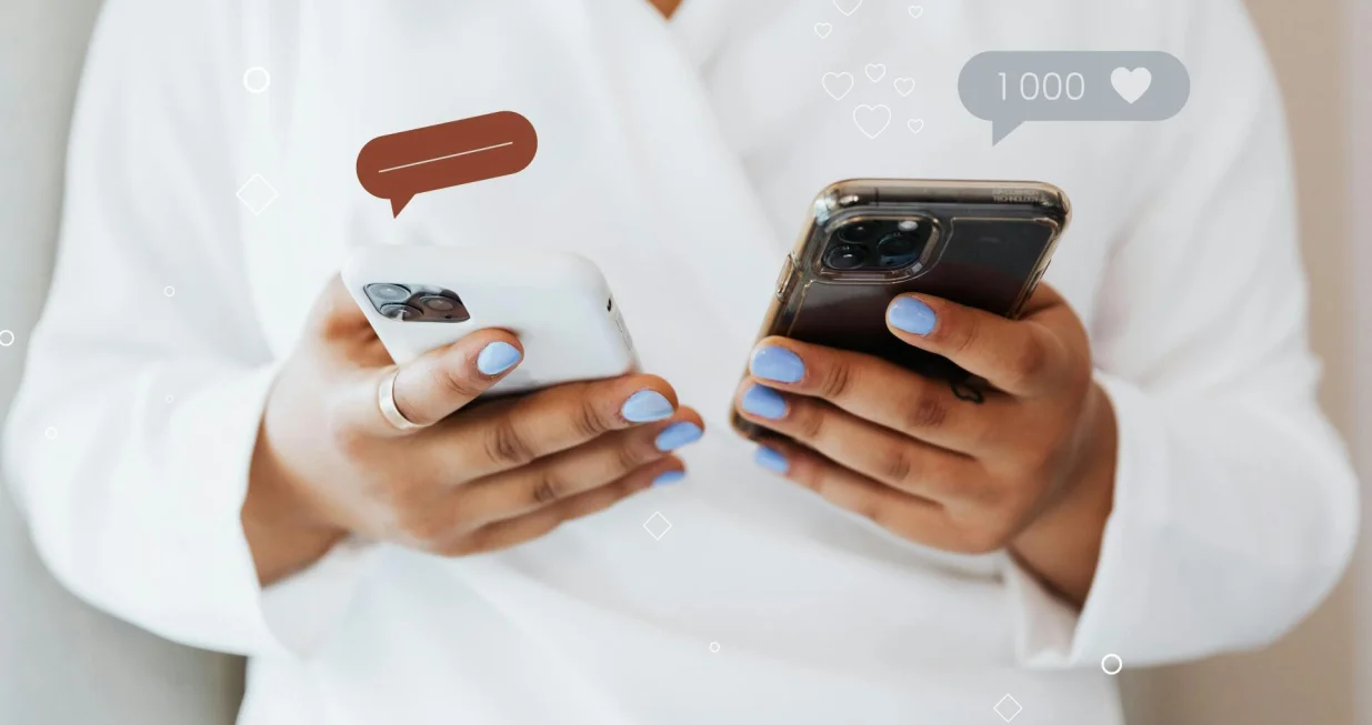 žena s telefonima/Kaboompics.com