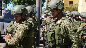 BUENAVENTURA, Kolumbija - 13. maj 2025:Snage sigurnosti Kolumbije provode opsežnu operaciju suzbijanja kriminalnih aktivnosti u najprometnijoj kolumbijskoj pacifičkoj luci u Buenaventuri.Vojska je postavila kontrolne punktove i koordinira operacijom. Buenaventura se dugo bori s nasiljem povezanim s trgovinom drogom i oružanim grupama (Juancho Torres - Anadolu Agency)/