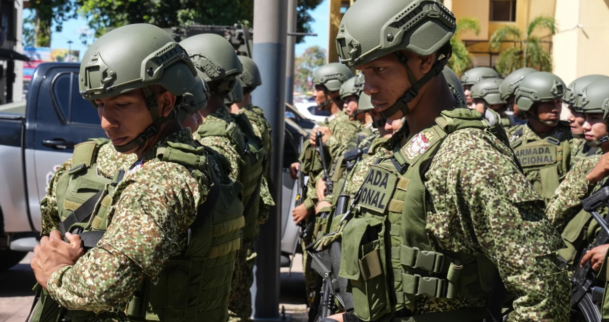 BUENAVENTURA, Kolumbija - 13. maj 2025:Snage sigurnosti Kolumbije provode opsežnu operaciju suzbijanja kriminalnih aktivnosti u najprometnijoj kolumbijskoj pacifičkoj luci u Buenaventuri.Vojska je postavila kontrolne punktove i koordinira operacijom. Buenaventura se dugo bori s nasiljem povezanim s trgovinom drogom i oružanim grupama (Juancho Torres - Anadolu Agency)/