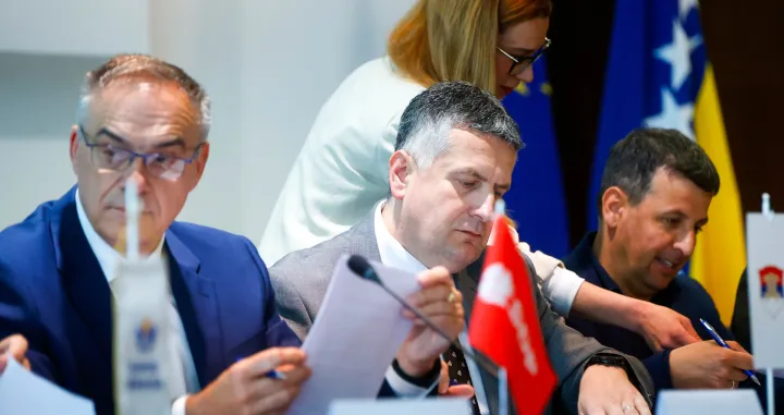 Sporazum stranaka na nivou države BiH o uspostavi nove koalicije, dvije trojke iz RS i FBiH - SDS, PDP, SDP, NiP, NS, ZPR, te NES, Naprijed, ZNG, zgrada Parlamenta/Damir Deljo
