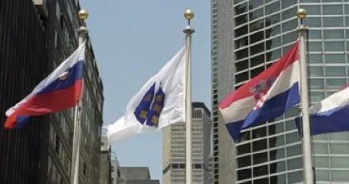 Republika BiH primljena u članstvo UN-a. Među 178 zastava, na jarbolu ispred Palate UN-a zavijorila se zastava BiH. Istog dana u UN su primljene Slovenija i Hrvatska//