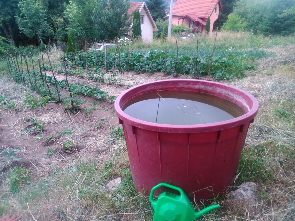 Odstajala voda za zalijevanje/