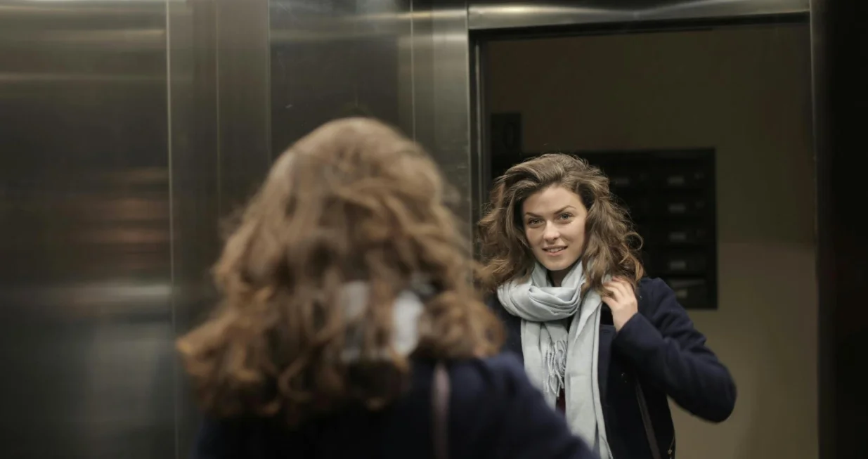 Ogledala u liftovima imaju skrivenu funkciju/Pexels