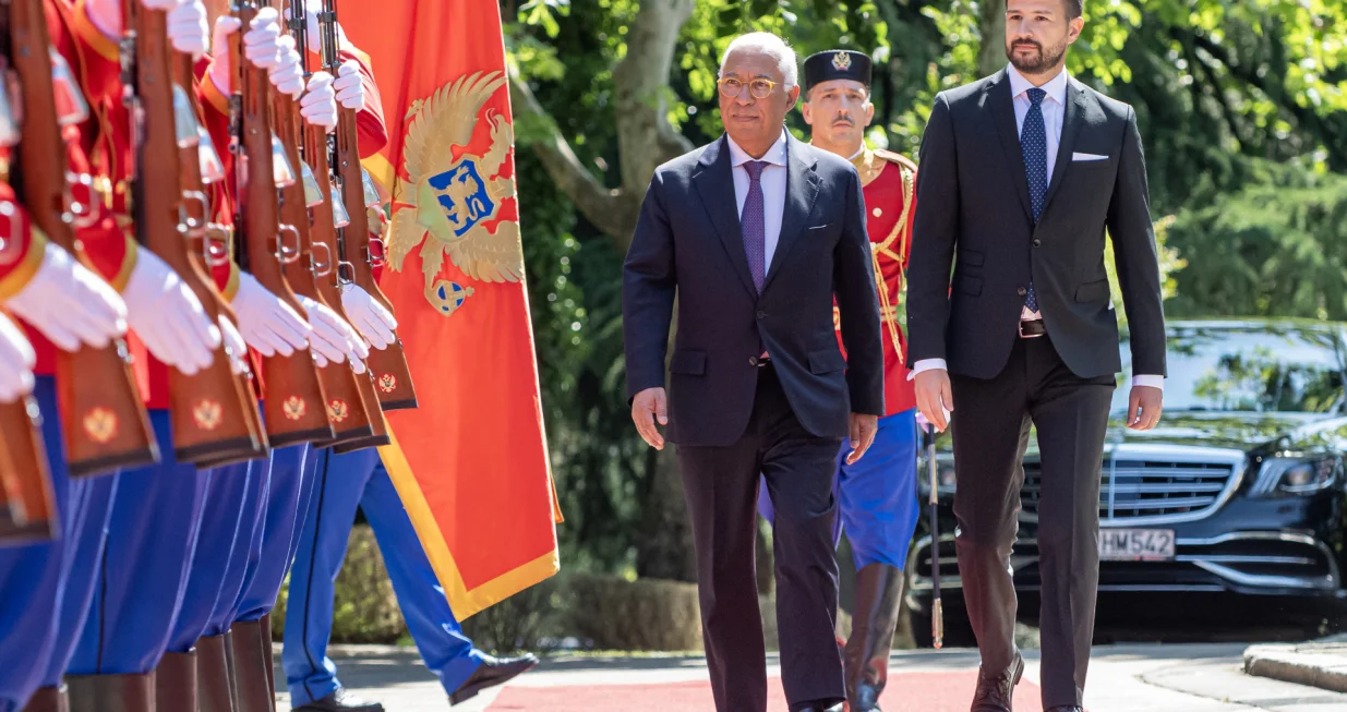 Podgorica, Crna Gora - 14. maj 2025:Predsjednik Evropskog savjeta Antonio Košta stigao je u srijedu u zvaničnu posjetu Crnoj Gori, na poziv predsjednika države Jakova Milatovića.Koštu je, uz najviše vojne i državne počasti dočekao crnogorski predsjednik Jakov Milatović u Vili Gorica, nakon čega je uslijedio sastanak dvije delegacije, tokom kojih će biti razmotrena pitanja od značaja za ubrzanje evropskog puta Crne Gore. (Rusmin Radic - Anadolu Agency)/