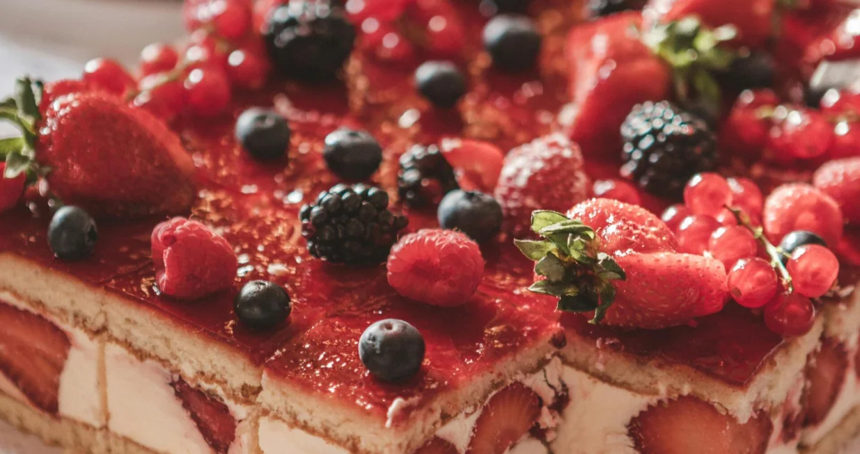 maline i jagode kolač/