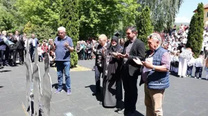 GORAЕЅDE, 14. maja (FENA) - Performansom "VidiЕЎ li me?" na spomeniku izgraД'enom njima u ДЌast danas je obiljeЕѕen 14. maj, Dan sjeД‡anja na ubijenu djecu GoraЕѕda u periodu 1992 - 1995. godina. UДЌenici osnovnih i srednjih ЕЎkola, goraЕѕdanskih vrtiД‡a i ДЌlanovi Amaterske pozoriЕЎne scene Centra za kulturu, potresnim sjeД‡anjima, porukama i pokretima prisjetili su se svojih ubijenih vrЕЎnjaka, kojima nisu dali da odrastu. (Foto FENA/Elma Geca)/