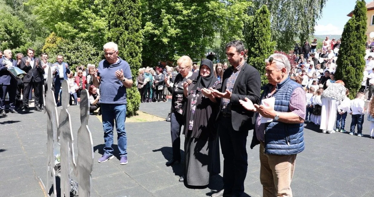 GORAЕЅDE, 14. maja (FENA) - Performansom "VidiЕЎ li me?" na spomeniku izgraД'enom njima u ДЌast danas je obiljeЕѕen 14. maj, Dan sjeД‡anja na ubijenu djecu GoraЕѕda u periodu 1992 - 1995. godina. UДЌenici osnovnih i srednjih ЕЎkola, goraЕѕdanskih vrtiД‡a i ДЌlanovi Amaterske pozoriЕЎne scene Centra za kulturu, potresnim sjeД‡anjima, porukama i pokretima prisjetili su se svojih ubijenih vrЕЎnjaka, kojima nisu dali da odrastu. (Foto FENA/Elma Geca)/