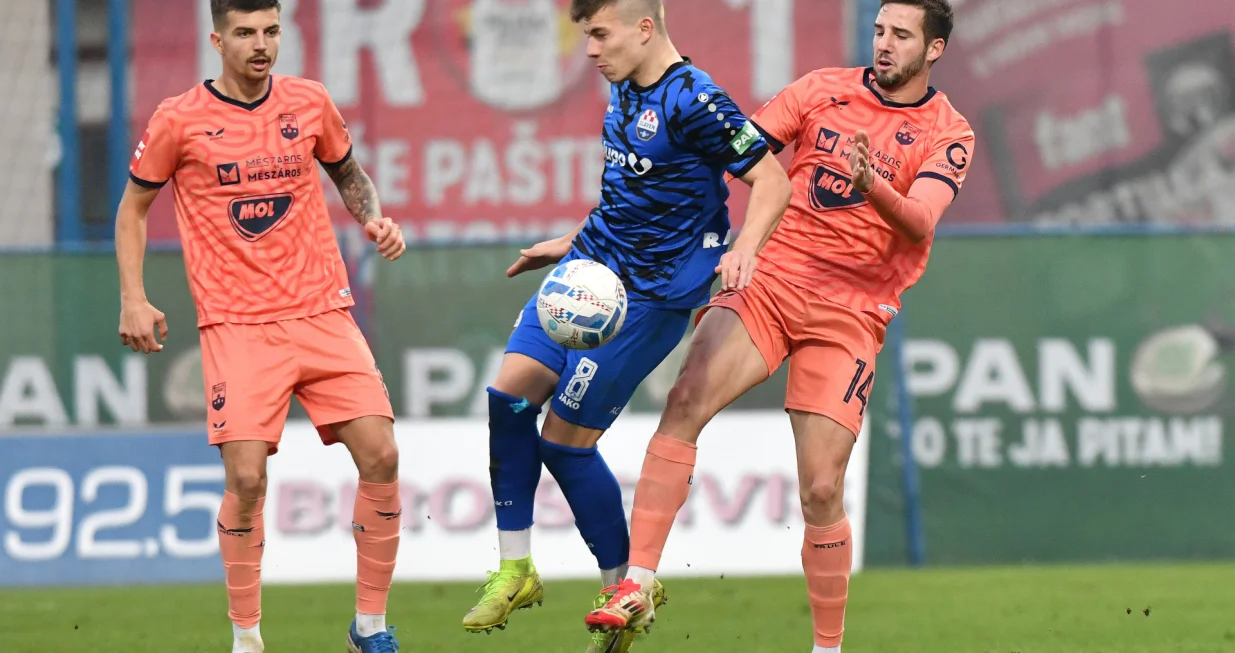 02.04.2025., Gradski stadion "Ivan Kusek Apas", Koprivnica - SuperSport Hrvatski nogometni kup 2024./25., polufinale, NK Slaven Belupo - NK Osijek. Hrvoje Babec, Adriano Jagusic i Marko Soldo Photo: Vjeran Zganec Rogulja/PIXSELL